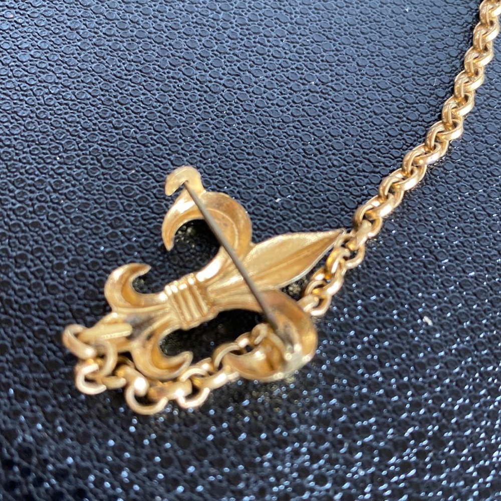 Vintage gold tone star, moon and Fleur de lis sweater pin with rolo link chain - Picture 7 of 11